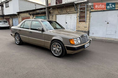 Седан Mercedes-Benz E-Class 1990 в Киеве