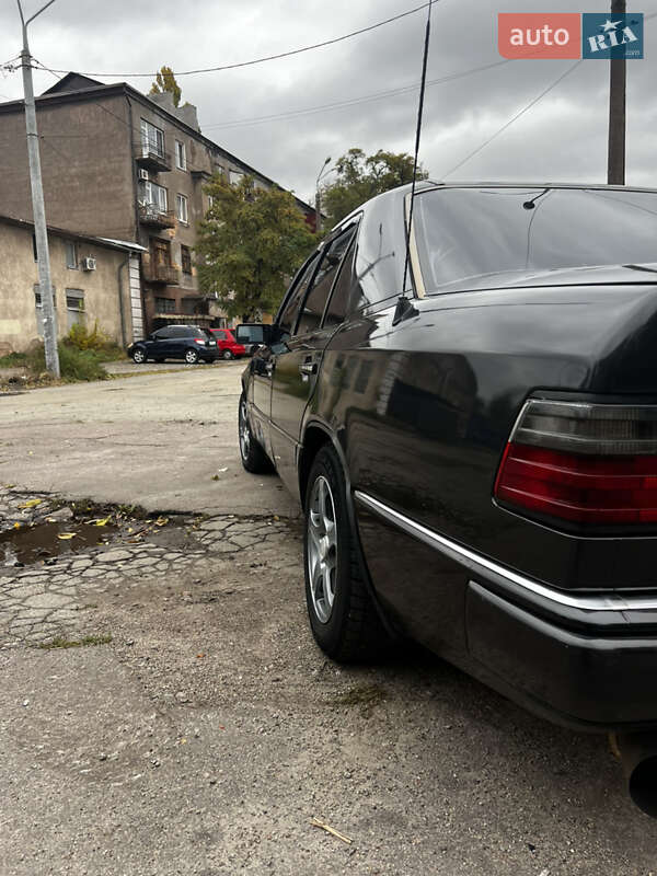Седан Mercedes-Benz E-Class 1990 в Днепре