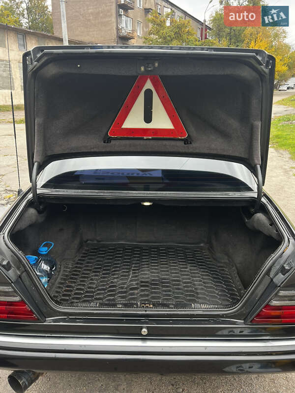 Седан Mercedes-Benz E-Class 1990 в Днепре