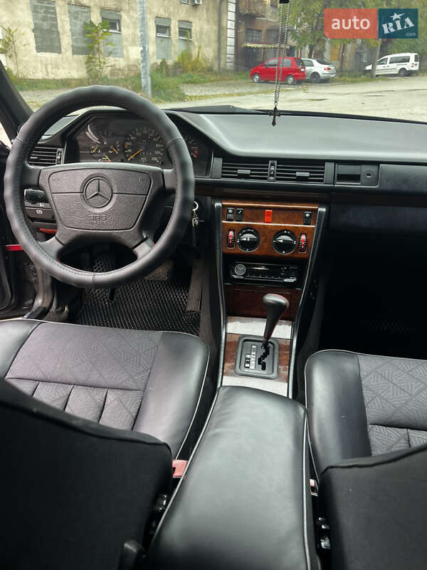 Седан Mercedes-Benz E-Class 1990 в Днепре