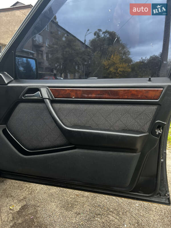 Седан Mercedes-Benz E-Class 1990 в Днепре