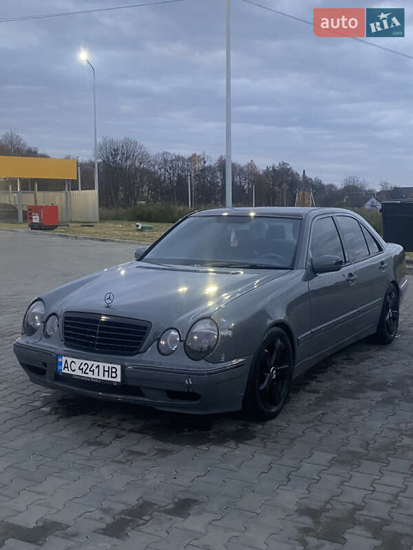 Седан Mercedes-Benz E-Class 2001 в Киверцах