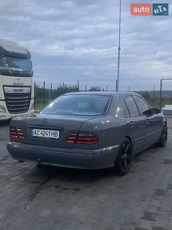 Седан Mercedes-Benz E-Class 2001 в Киверцах