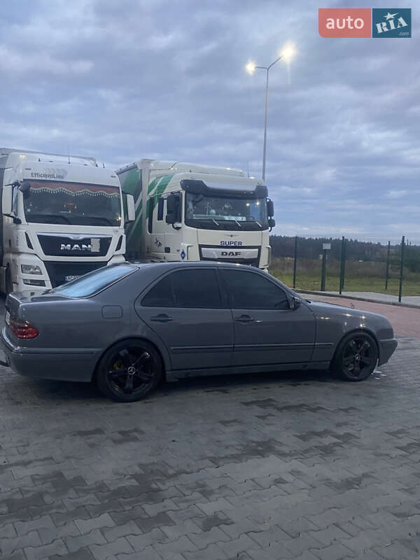 Седан Mercedes-Benz E-Class 2001 в Киверцах