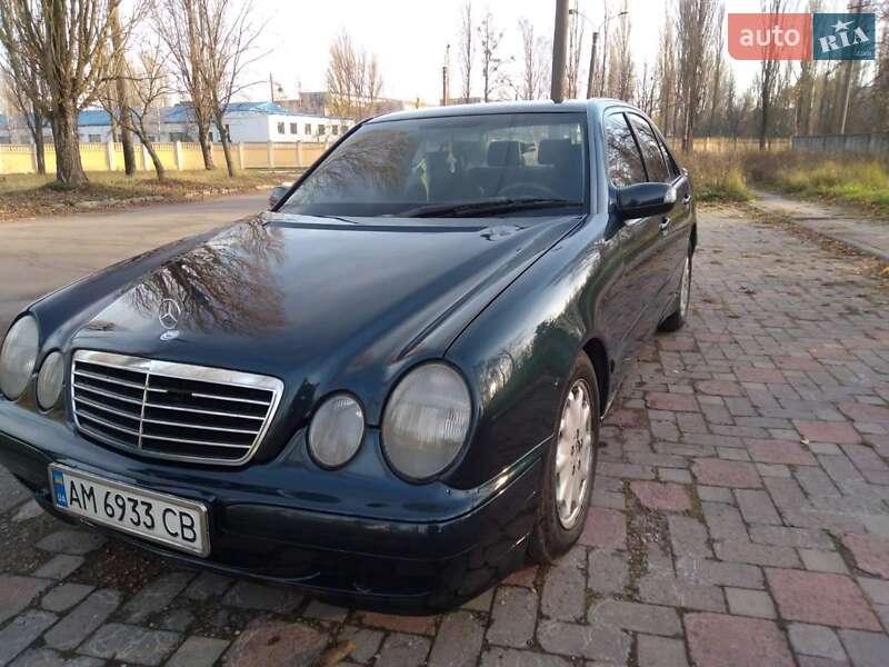 Седан Mercedes-Benz E-Class 2000 в Коростене