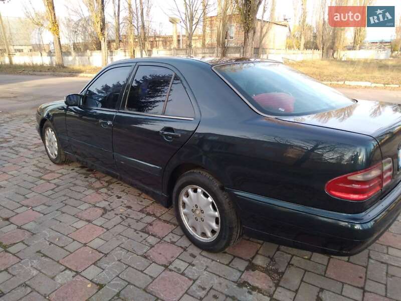 Седан Mercedes-Benz E-Class 2000 в Коростене