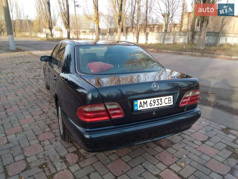Седан Mercedes-Benz E-Class 2000 в Коростене
