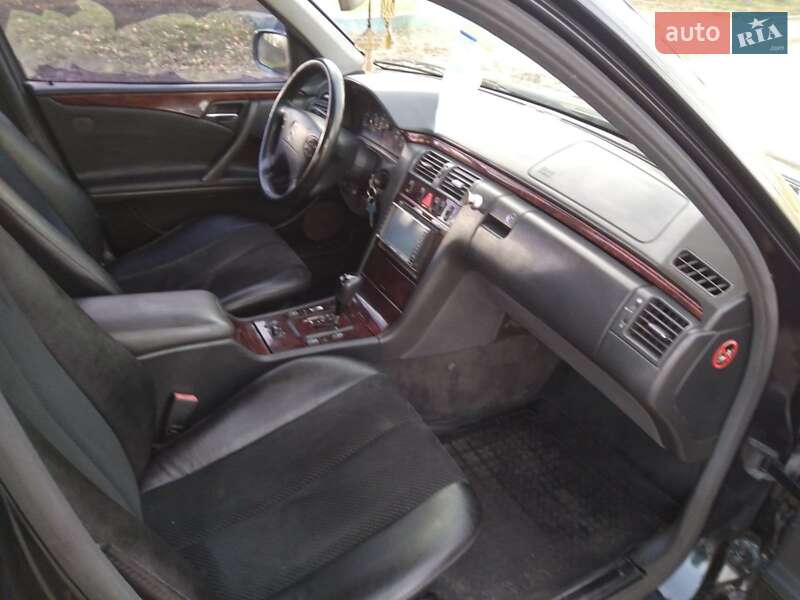 Седан Mercedes-Benz E-Class 2000 в Коростене