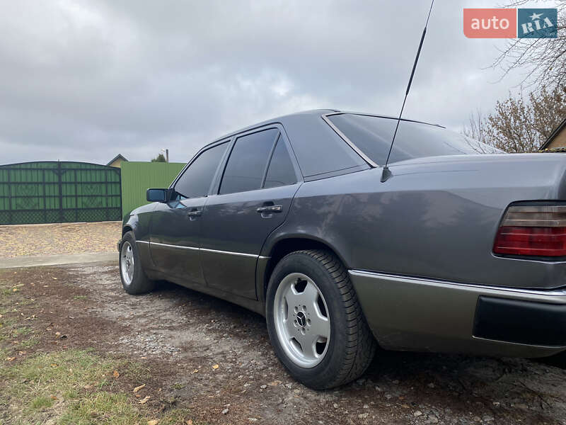 Седан Mercedes-Benz E-Class 1988 в Чутовому