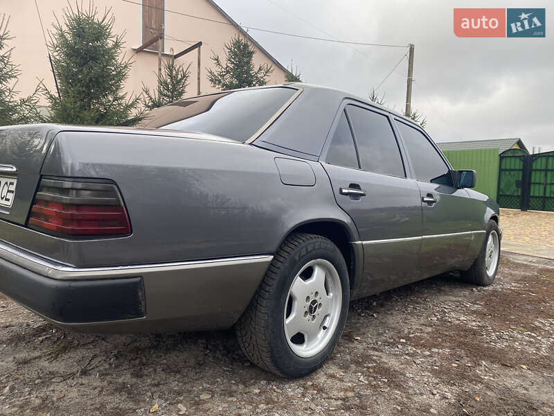 Седан Mercedes-Benz E-Class 1988 в Чутовому