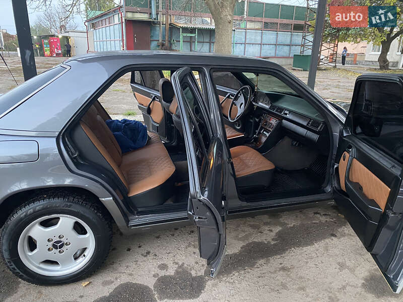 Седан Mercedes-Benz E-Class 1988 в Чутовому