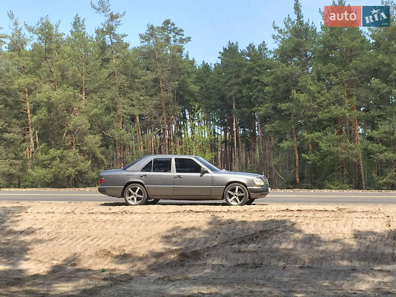 Седан Mercedes-Benz E-Class 1988 в Чутовому