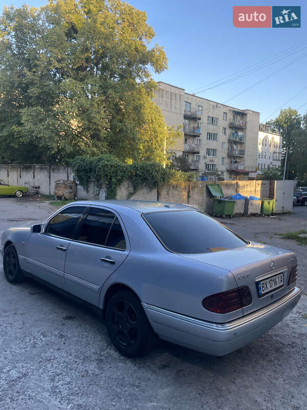 Седан Mercedes-Benz E-Class 1998 в Томашполі