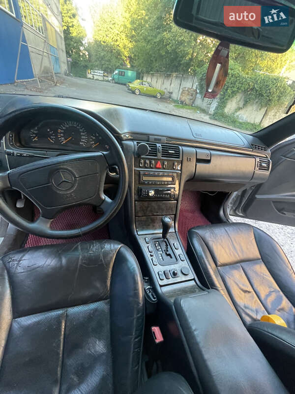 Седан Mercedes-Benz E-Class 1998 в Томашполі