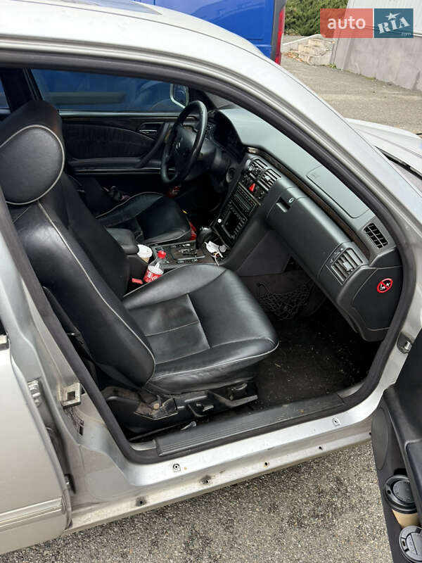 Седан Mercedes-Benz E-Class 2001 в Киеве