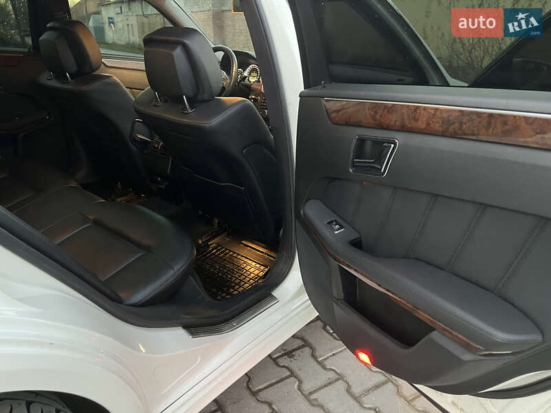 Седан Mercedes-Benz E-Class 2011 в Дрогобичі