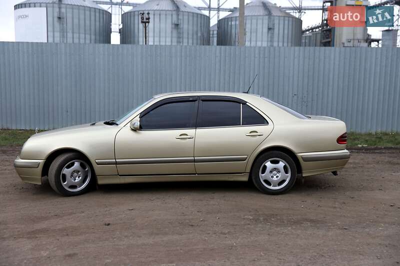 Седан Mercedes-Benz E-Class 2002 в Пирятине