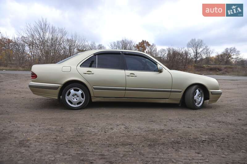 Седан Mercedes-Benz E-Class 2002 в Пирятине
