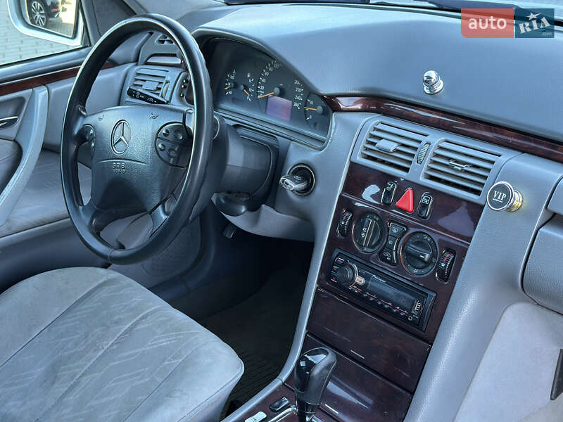 Седан Mercedes-Benz E-Class 2001 в Ужгороде