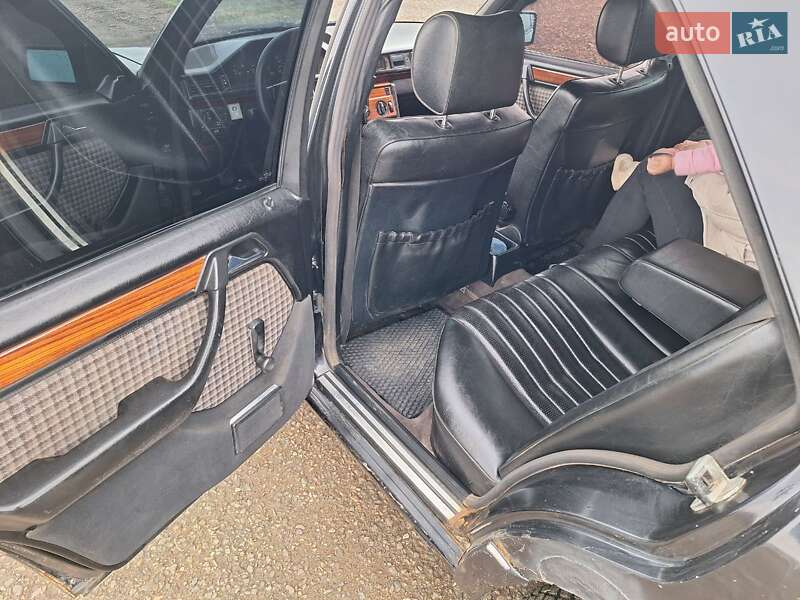 Седан Mercedes-Benz E-Class 1993 в Кицмани фото 5 Седан Mercedes-Benz E-Class 1993 в Кицмани