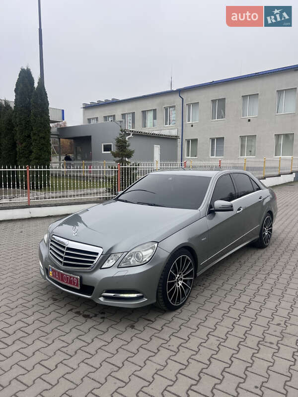 Седан Mercedes-Benz E-Class 2011 в Бучаче