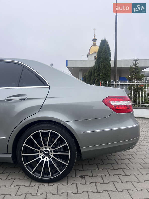 Седан Mercedes-Benz E-Class 2011 в Бучаче