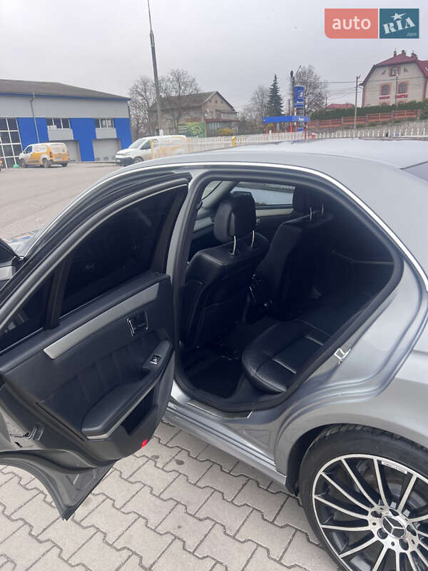 Седан Mercedes-Benz E-Class 2011 в Бучаче