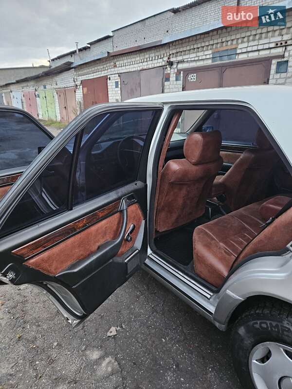 Седан Mercedes-Benz E-Class 1990 в Житомире