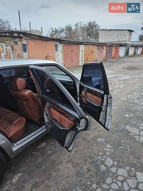 Седан Mercedes-Benz E-Class 1990 в Житомире