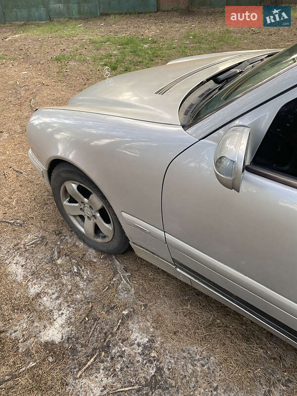 Седан Mercedes-Benz E-Class 2001 в Вараше