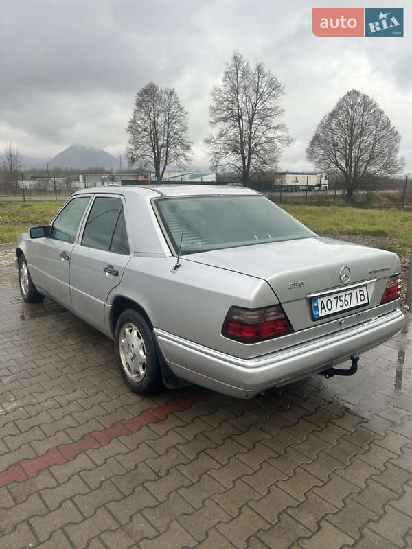 Седан Mercedes-Benz E-Class 1994 в Тячеві фото 4 Седан Mercedes-Benz E-Class 1994 в Тячеві