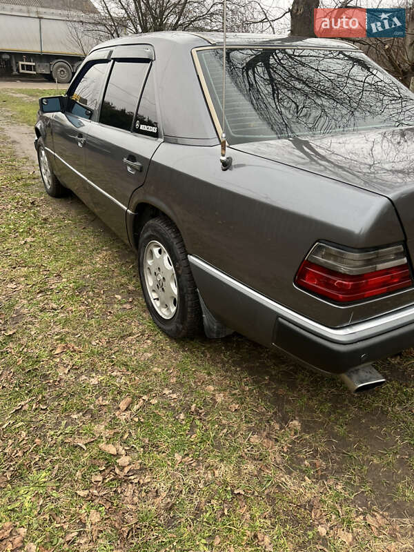 Седан Mercedes-Benz E-Class 1994 в Львове