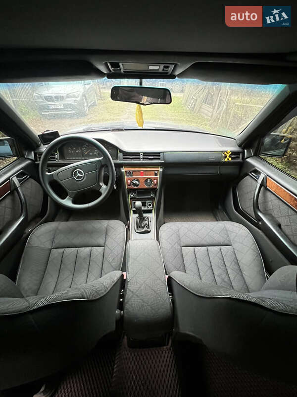 Седан Mercedes-Benz E-Class 1994 в Львове