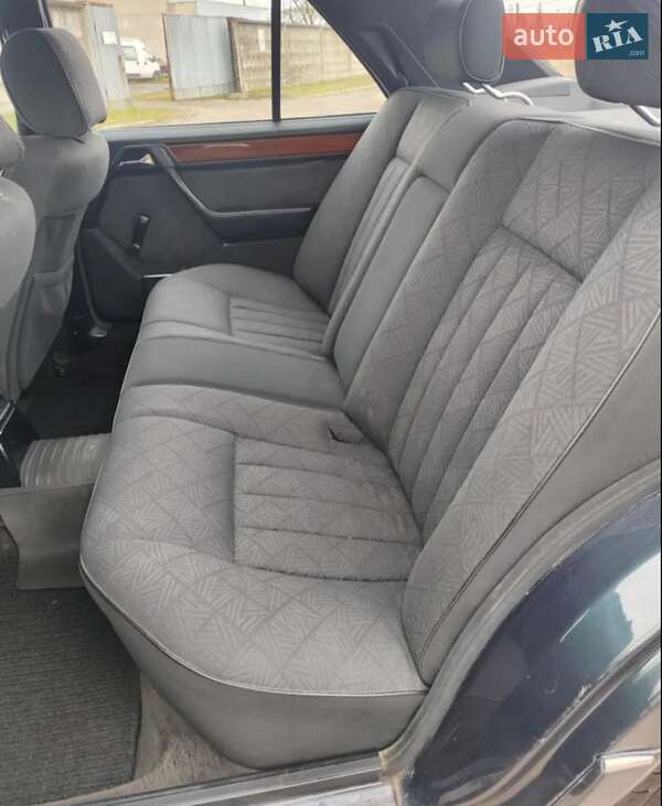 Седан Mercedes-Benz E-Class 1988 в Черняхові