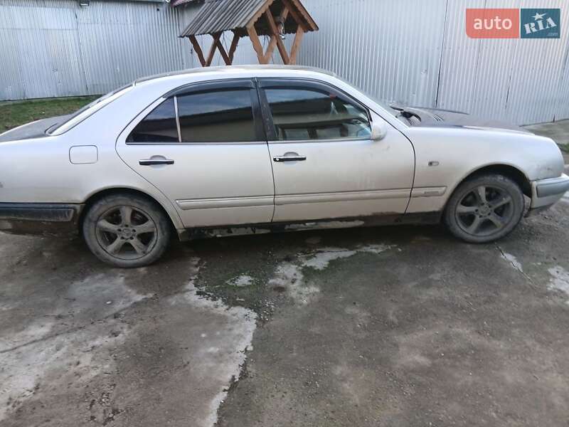 Седан Mercedes-Benz E-Class 1996 в Вижниці