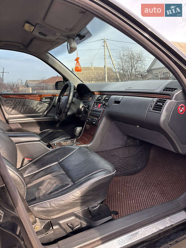Седан Mercedes-Benz E-Class 2001 в Запоріжжі