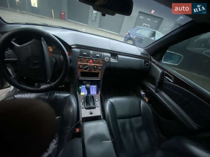 Седан Mercedes-Benz E-Class 1997 в Перечині