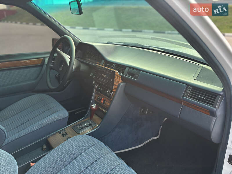 Седан Mercedes-Benz E-Class 1988 в Киеве