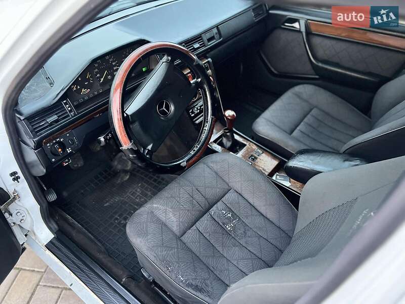 Седан Mercedes-Benz E-Class 1986 в Ізмаїлі