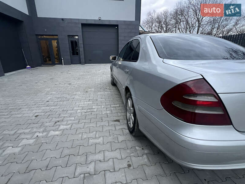 Седан Mercedes-Benz E-Class 2005 в Косове