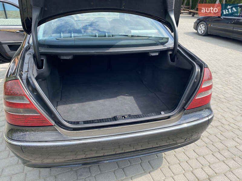 Седан Mercedes-Benz E-Class 2004 в Косове