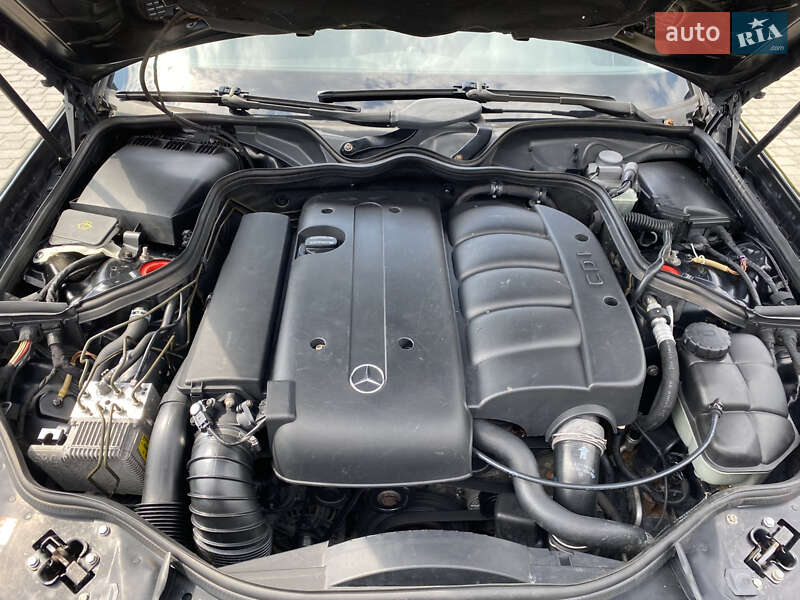 Седан Mercedes-Benz E-Class 2004 в Косове