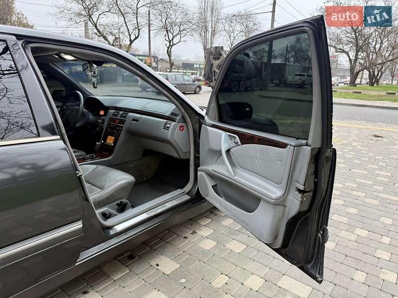 Седан Mercedes-Benz E-Class 2000 в Одессе