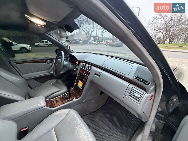 Седан Mercedes-Benz E-Class 2000 в Одессе