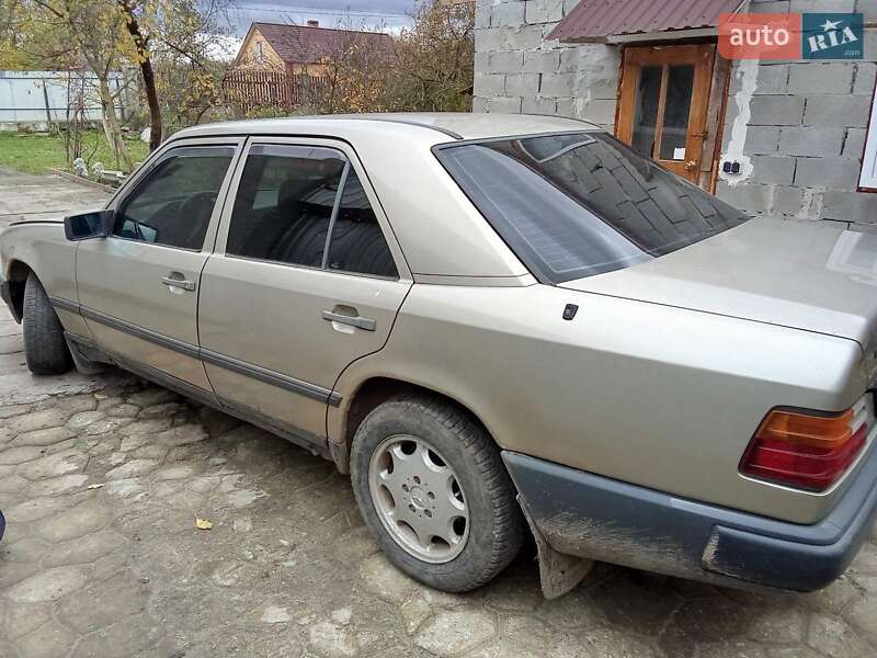 Седан Mercedes-Benz E-Class 1989 в Львові