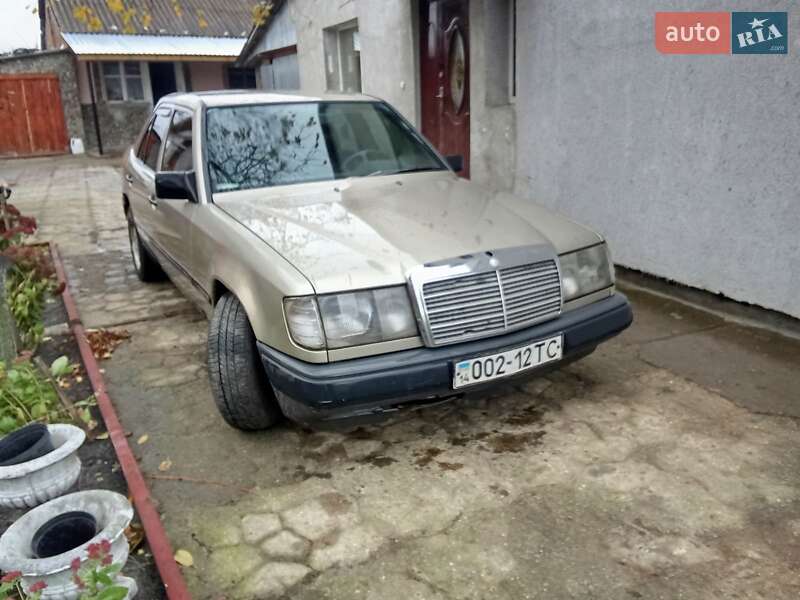 Седан Mercedes-Benz E-Class 1989 в Львові