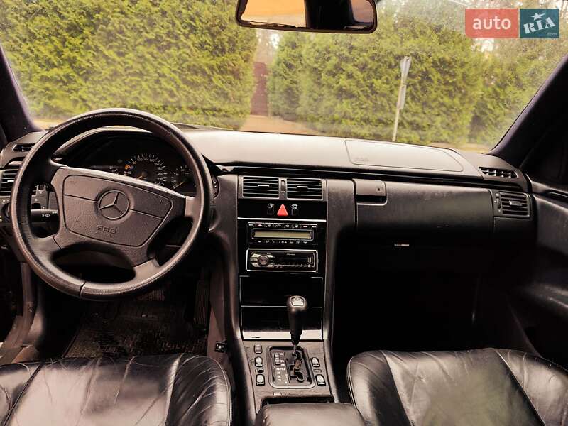 Седан Mercedes-Benz E-Class 1999 в Буче