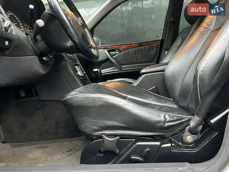 Седан Mercedes-Benz E-Class 2001 в Ровно
