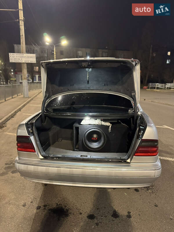 Седан Mercedes-Benz E-Class 2001 в Кривому Розі