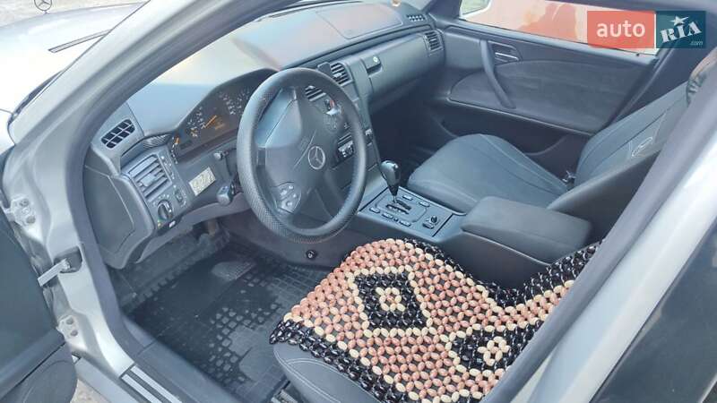Седан Mercedes-Benz E-Class 2000 в Новояворовске